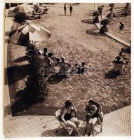 1935-1940 Reich Péter Cornel: Életkép a standról, pecséttel jelzett vintage fotóművészeti alkotás, 25x24 cm