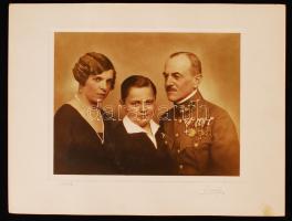 1928 Proszig: Katonatiszt családi fotója, színezett szép kitüntetésekkel, fotóméret 17x22 cm, karton 25x33 cm