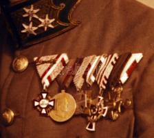 1928 Proszig: Katonatiszt családi fotója, színezett szép kitüntetésekkel, fotóméret 17x22 cm, karton...