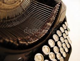 cca 1940 Continental írógép magyar billentyűzettel, tintaszalaggal,eredeti dobozában /
Vintage typew...