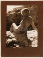 cca 1930-1940 Dr. Csörgeő Tibor (1869-1968): Tengerparti kényeztetés, jelzetlen vintage fotó a szerző hagyatékából, albumlapra felragasztva, képméret 24x18, karton 32x24 cm