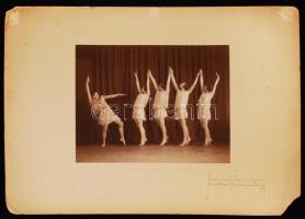 1925 Strelisky: Sümeghy László és négy táncos Szentpál Olga iskolájából, feliratozva, fotóméret 16x20 cm, karton (a sarka hiányzik) 28x40 cm