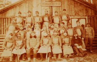 1914-1918 Katonai fotók, mészáros legények az ellátó alakulatnál, 5 db fotólap, ebből három megírva,...
