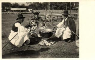 Hortobágy, Juhászok gulyás főzésénél