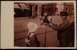 cca 1910 Kerny István (1879-1963): Papagájos sorshúzó Budapesten, jelzetlen fotólap a szerző hagyatékából, 9x14 cm