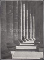cca 1930 Kerny István (1879-1963): Oszlopcsarnok, pecséttel jelzett vintage fotóművészeti alkotás, 23x17 cm / cca 1930 István Kerny (1879-1963): Peristyle, artist's stamp on the verso, 23x17 cm