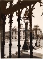 cca 1935 Budapest, a Kúria épülete, pecséttel, aláírással jelzett vintage fotó Dulovits Jenő (1903-1972) fotóművész hagyatékából, 24x17 cm