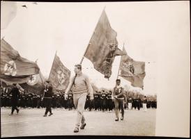 cca 1960-1970 Sportolók felvonulása különféle rendezvényeken, 5 db fotó, 12x18 cm