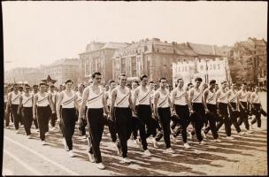 cca 1960-1970 Sportolók felvonulása különféle rendezvényeken, 5 db fotó, 12x18 cm