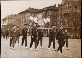 cca 1960-1970 Sportolók felvonulása különféle rendezvényeken, 5 db fotó, 12x18 cm