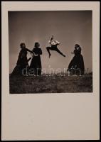 cca 1930-1940 Szöllősy Kálmán (1887-1976): Szabadtéri jelenet a Magyar halottasból, a Szentpál tánccsoport előadásában, jelzetlen vintage fotó a Szentpál iskola archívumából, képméret 5,5x5,5 cm, papírméret 9x6,5 cm