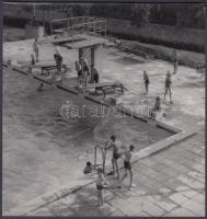 cca 1940 Korschelt Miklós (1900-1982): Kassai strand, pecséttel jelzett vintage fotóművészeti alkotás, 17,5x16,5 cm / cca 1940 Miklós Korschelt (1900-1982): Košice, beach, artist's stamp on the verso, 17,5x16,5 cm