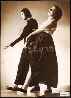 cca 1930-1940 Leichtner Erzsébet vintage fotója Szentpál Olga tánccsoportjának tagjairól, matricával jelzett, 23x17 cm