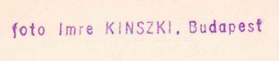 cca 1930-1935 Kinszki Imre (1901-1945): Kerítés szőnyegporolóval, pecséttel jelzett vintage fotóművé...