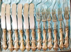 Ezüst (Ag.) nyelű kés-villa készlet, jelzett, 2 db kés javított, eredeti dobozában, bruttó:1800 g