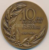 1960. "10 éves Fővárosi Nyomdaipari Vállalat / Becsületes Munka Emlékére" Br emlékérem (50mm) tokban T:1-
