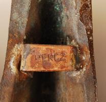 Percz János (1920-2000): Fali maszk. Bronz, jelzett, 19×18 cm