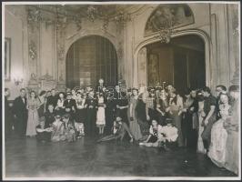 cca 1940 Főúri jelmezbál. Két nagyméretű fotó 18x24 cm