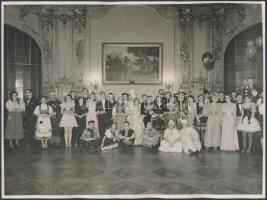 cca 1940 Főúri jelmezbál. Két nagyméretű fotó 18x24 cm