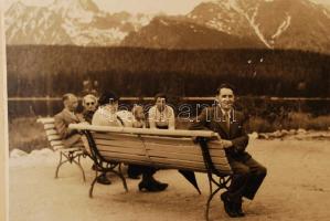 dr. Csik Ferenc (1913-1945) úszó, orvos a Tátrában a Csorba tónál. Lapméret 32x25 cm