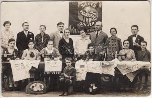 Hímzőtanfolyam Singer reklámmal a háttérben. Fotólap / Embroiding class with Singer commercial photo postcard