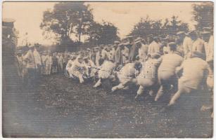 1916 Kötélhúzóverseny a fronton. Fotólap / Rope-pulling contest on the field Photo postcard