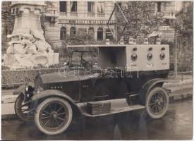 cca 1920 Rádiós hirdető kocsi a Kodály köröndön. Berger Rezső fotója / Radio advertiser car in Budapest 23x16 cm
