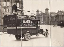 1928 Rádiós hirdető kocsi a Parlamentnél. Szőnyi fotó. Hajtott. / Radio advertiser car in Budapest 23x17 cm