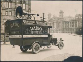 1928 Rádiós hirdető kocsi a Parlamentnél. Nagyméretű Szőnyi fotó. Szakadással. / Radio advertiser car in Budapest 23x17 cm