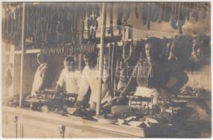 1912 Pesterzsébet Tóth Kálmán hentesüzlete futott fotólap (hajtásnyommal)