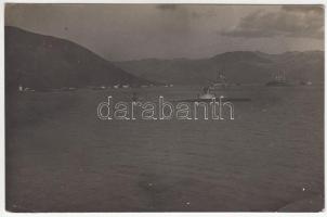 cca 1915 Tengeralattjáró próbautja a Teodoi öbölben. Hidroplánnal. / First journey of an U-Boot in the bay of Teodo with hydroplan. Photo postcard