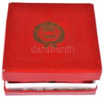 1946. "A Magyar Köztársasági Érdemrend tisztikeresztje" jelzett, zománcozott, aranyozott e...