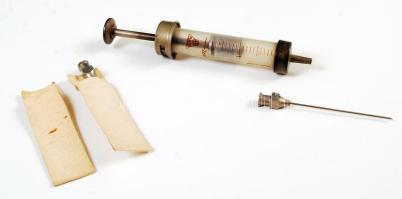 Régi fecskendő és tű (2db)