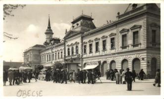 Óbecse, Szent István tér, Városháza, Janek Testvérek és Hubert Izidór üzlete / square, town hall, shops, automobiles So. Stpl (ragasztónyom / gluemark)