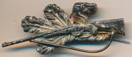 DN Puskát, kutyát és tölgyfalombot ábrázoló Ag vadászjelvény T:2-