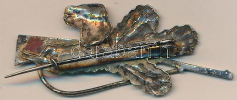 DN Puskát, kutyát és tölgyfalombot ábrázoló Ag vadászjelvény T:2-