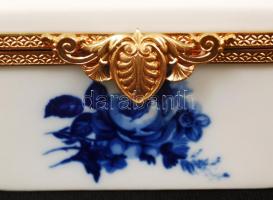 Limoges virág mintás dobozka, levonó képes, jelzett, hibátlan, réz szerelékkel, 15×15 cm