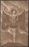 cca 1920-1930 Balerina jelmezben, Verlag der Schönheit, fotólap, 13x8 cm
