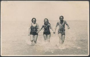 1936 Seidner Foto: Balatonszárszói fürdőzők, fotólap, pecséttel jelzett, 13x8 cm