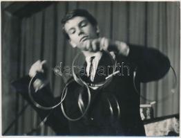 cca 1960 Bűvész, hátoldalán ragasztásnyomokkal, 16x12 cm