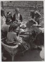 cca 1940 Vadas Ernő (1899-1962): Tojásfestők, hátoldalon feliratozva, pecséttel jelzett, kép sarkán törésnyom, 18x13 cm