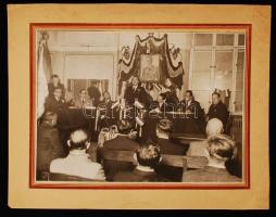 F. Diskay fotó: Ünnepi gyűlés a háttérben Horthy Miklós arcképével, kartonra kasírozva, hidegpecséttel jelzett, fotó 23x17 cm, karton 30x23 cm