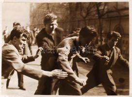 1962 Tamásy Gábor: Rugby a szünetben, hátoldalon feliratozva, az Országos Egyetemi és Főiskolai Fotókiállítás jelzésével, 40x29 cm