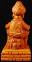 Ülő paraszt, faragott fa szobor, m: 26 cm
