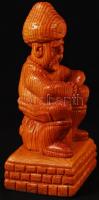 Ülő paraszt, faragott fa szobor, m: 26 cm