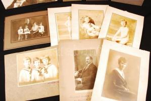cca 1890-1915 Régi nagyméretű családi, gyermek és iskolai fotók, tablóképek albumlapokon, kartonra k...
