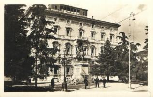 Perugia, Palace Hotel, Monumento a Vittorio Emanuele /  monument