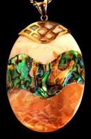 Pau kagyló függő ezüst színű láncon /
Pau pendant with necklace