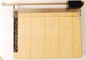 Lengyel gyártmányú papírvágó készülék, vágási méret 240mm, használtai útmutatóval