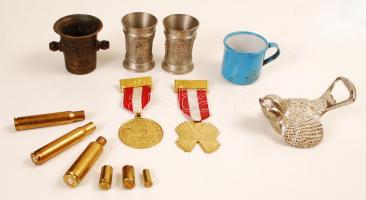 Fém bolha tétel: mini rézmozsár, sörnyitó, töltényhüvely, kitüntetés